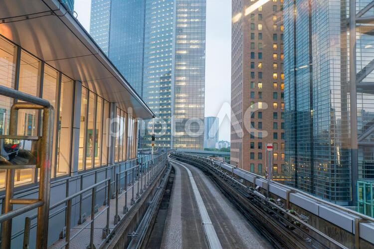 ゆりかもめの先頭からの景色 ゆりかもめ,新橋駅,新橋の写真素材