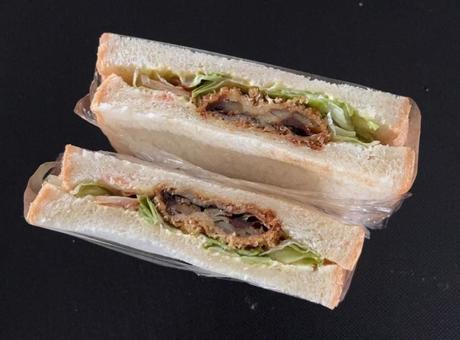 鰯のフライとレタスのサンドイッチ 2 鰯のフライとレタスのサンドイッチ 2の写真