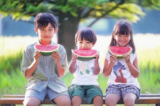スイカを食べる子ども達 スイカを食べる子ども達の写真