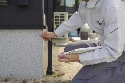 住宅の基礎部分をチェックする男性 住宅の基礎部分をチェックする男性 耐震診断,住宅診断,不動産鑑定士の写真素材