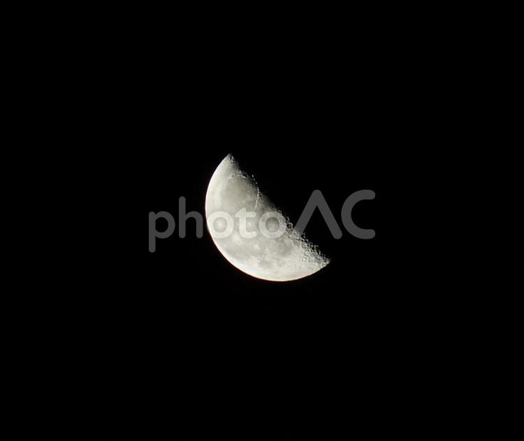 半月のイメージ（望遠レンズ撮影） 月,天体,クレーターの写真素材