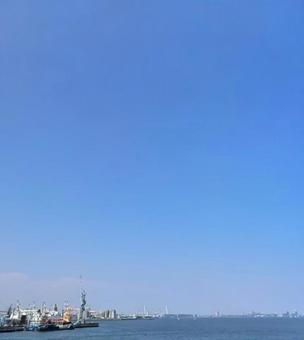 海と青空と工場地帯 海,青空,工場地帯の写真素材