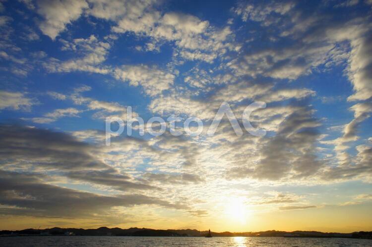 海からの夕焼け 空,逆光,雲の写真素材