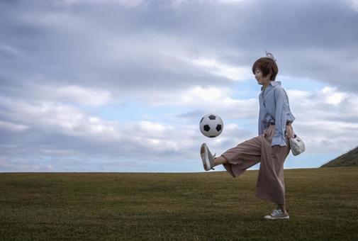 ＜素材＞夕暮れの山頂で楽しく遊ぶ女性 女性,サンセット,空の写真素材