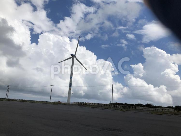 雲と風力 風,風車,電気の写真素材