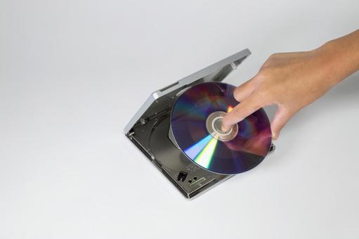 CDプレーヤーにディスクを入れる様子 cd,コンパクトディスク,プレーヤーの写真素材