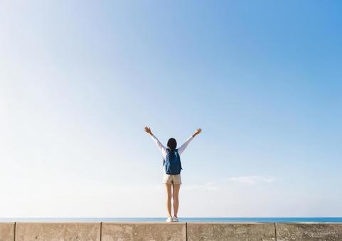 海と空と防波堤・両手を広げて空を見上げる 海と空と防波堤・両手を広げて空を見上げるの写真