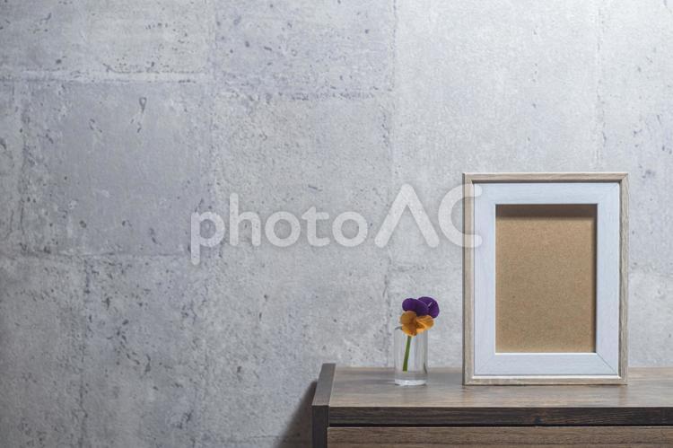 コンクリートの壁と写真立て インテリア,部屋,壁の写真素材