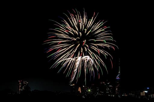 煌めく打ち上げ花火と夜景 煌めく打ち上げ花火と夜景の写真