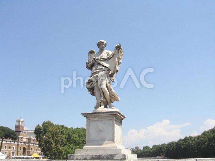 ローマ　サンタンジェロ橋の天使の彫刻 サンタンジェロ橋,天使像,天使の写真素材