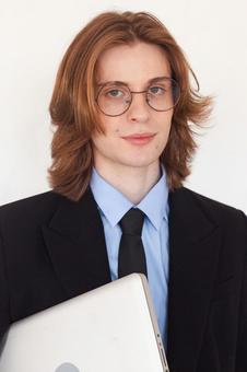 パソコンを持つスーツの外国人男性 男性,外国人,ノートパソコンの写真素材