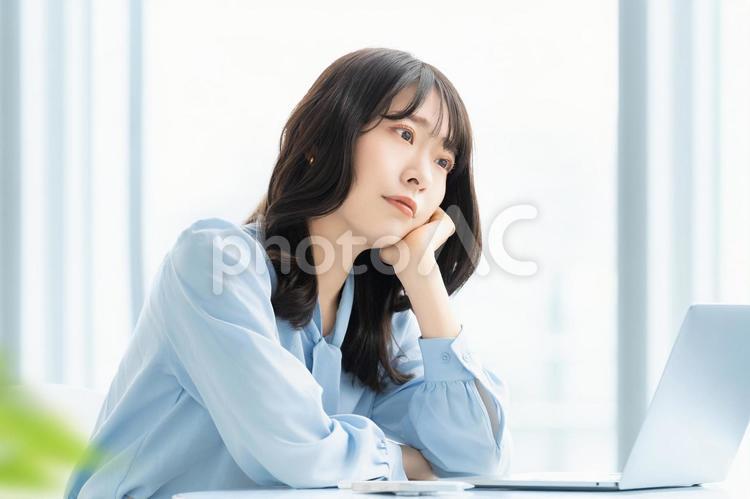 考えごとをする女性・ビジネスウーマン 女性,ビジネス,ビジネスウーマンの写真素材