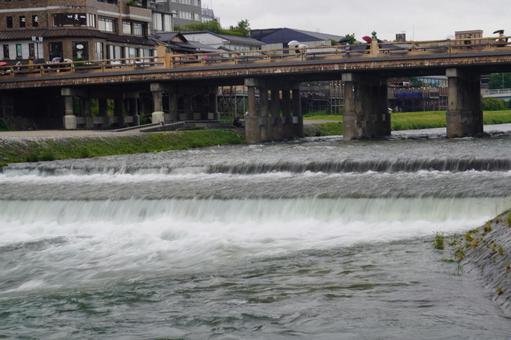 増水した 京都 鴨川の風景 増水した 京都 鴨川の風景の写真