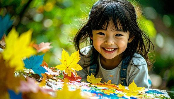ペインティング中の日本人の子どもの笑顔 ペインティング中の日本人の子どもの笑顔の写真