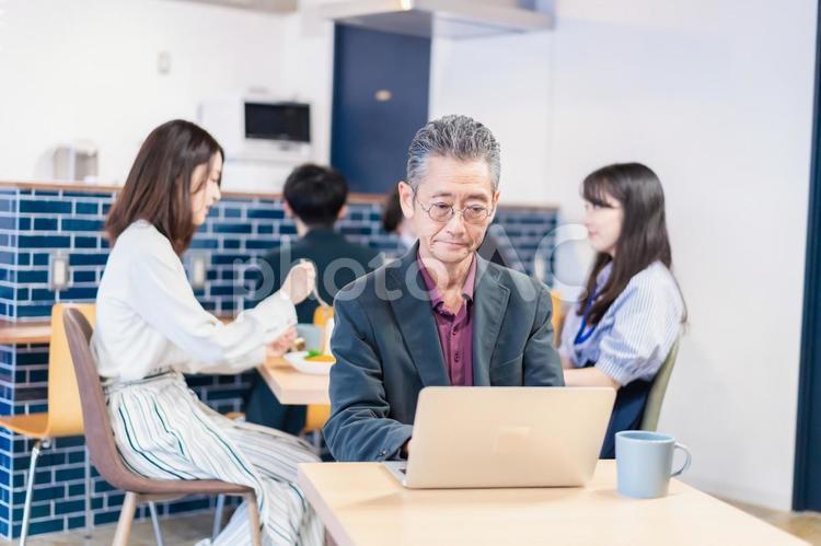 カフェで仕事をする中年男性 コピースペース,業務,アジア人の写真素材