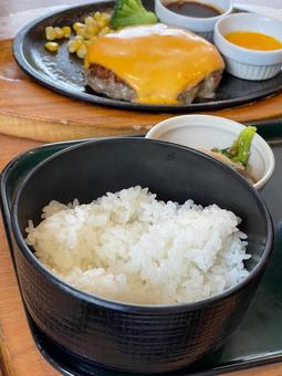 チーズハンバーグの鉄板焼き定食 チーズハンバーグの鉄板焼き定食の写真