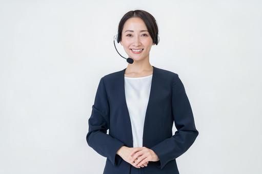 ヘッドセットをつける女性 ヘッドセットをつける女性 オペレーター,ビジネス,ヘッドセットの写真素材