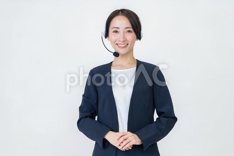 ヘッドセットをつける女性 オペレーター,ビジネス,ヘッドセットの写真素材