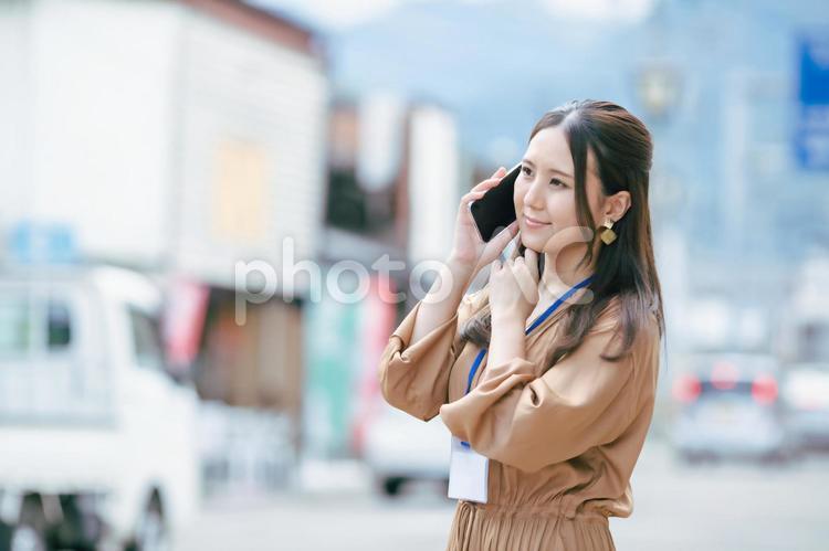 服装自由な会社でスマホを使うビジネスウーマン・会社員 スマホ,スマートフォン,困るの写真素材