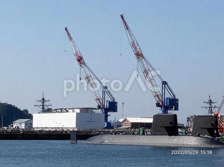 クレーンと… クレーン,護衛艦,うみの写真素材