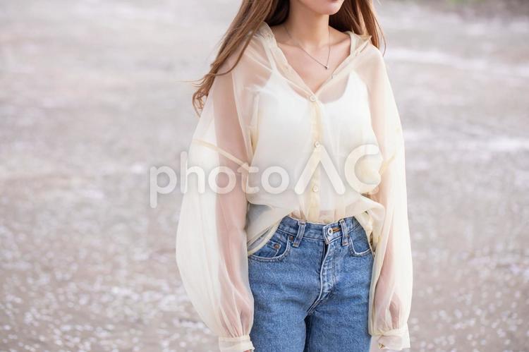 春の風を感じる女性　 さくら,春,風の写真素材