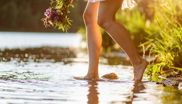 水に触れる夏のひととき 水に触れる夏のひとときの写真