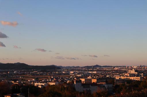 朝陽のあたる街並みと山と雲と青空の風景 朝陽,あたる,街並みの写真素材