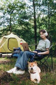 テント横で犬と過ごす女性 女性,外国人,犬の写真素材