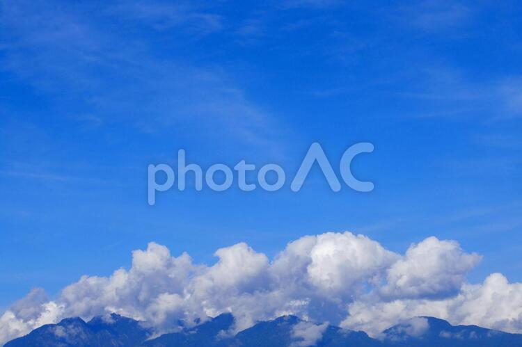 青い空と青い山と白い雲 空,最高,雲の写真素材