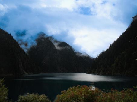 霧に包まれた湖と山々の幻想的な風景 霧に包まれた湖と山々の幻想的な風景 湖,霧,山の写真素材