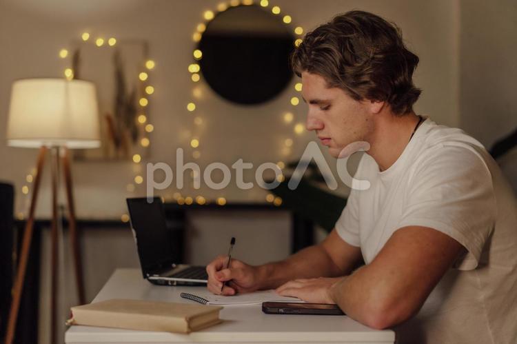 ダイニングで書き物をしている男性 男性,外国人,欧米人の写真素材