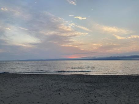 佐渡とピンクの夕日が沈む海と静かな浜辺 佐渡とピンクの夕日が沈む海と静かな浜辺 夕日,新潟市,佐渡の写真素材