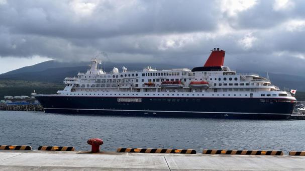 利尻島沓形港　曇り空　クルーズ船 にっぽん丸,客船,船の写真素材