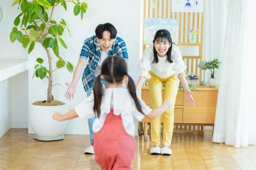 リビングで遊ぶ家族 家族,笑顔,おいでおいでの写真素材