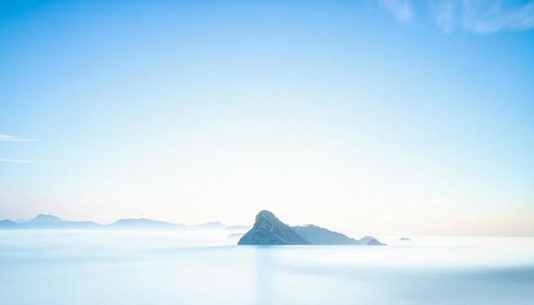 青色と白色の山々の風景の写真