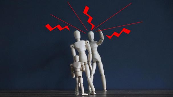 子どもを庇う 子どもを庇う 守る,dv,虐待の写真素材