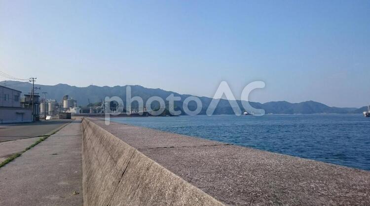 工場と海と 水域,海,風景の写真素材