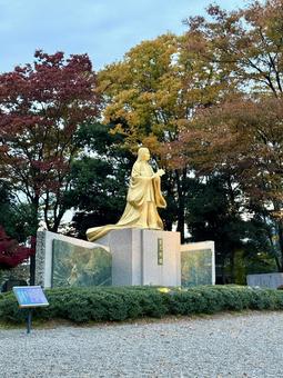 秋の夕方　福井県紫式部公園　黄金像 黄金像,ゴールド,町の写真素材