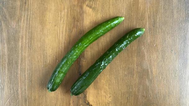 きゅうり2本(右斜め) きゅうり2本(右斜め) きゅうり,野菜,夏野菜の写真素材