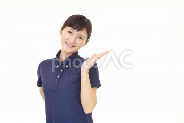 案内する笑顔の女性 女性,女,笑顔の写真素材