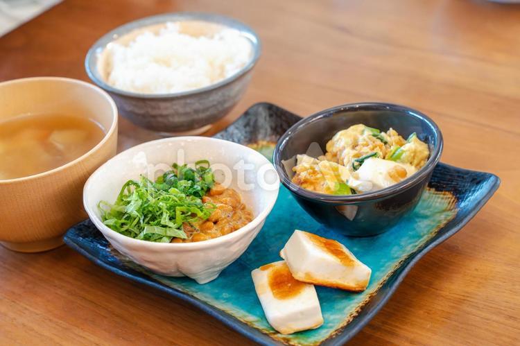 納豆ご飯と味噌汁の和朝食セット 和食,朝食,ご飯の写真素材