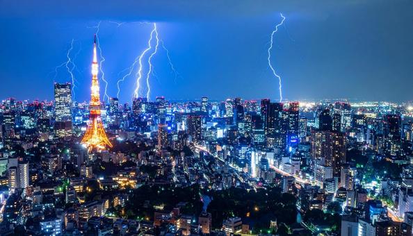 青白い稲光 落雷 東京の夜景 青白い稲光 落雷 東京の夜景の写真