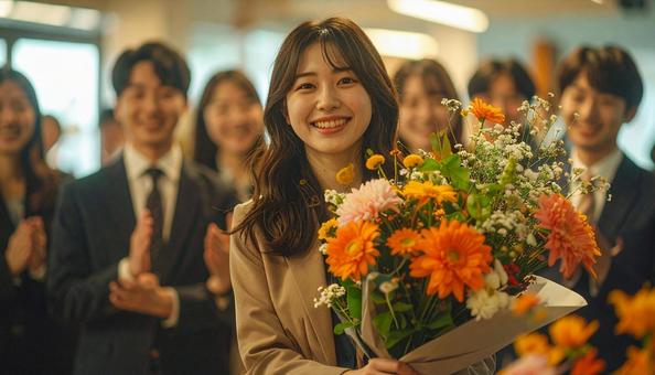 祝福され退職する女性社員 祝福され退職する女性社員の写真