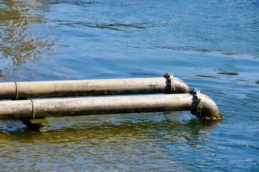 水路に設置された２本の排水管 配水管,排水管,川の写真素材