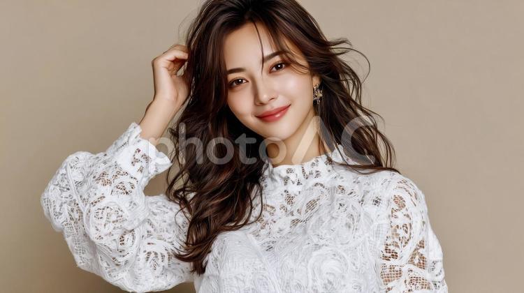 白レーストップスの美しい女性ポートレート 女性,笑顔,美女の写真素材