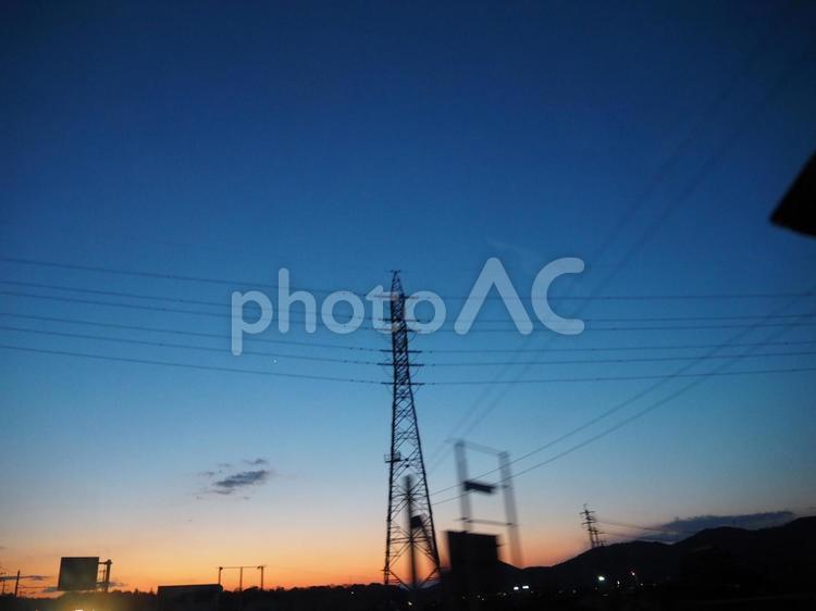 夕暮れ時の送電線 空,シルエットで映す,電圧の写真素材