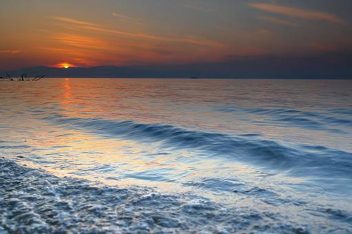 夕暮れの琵琶湖と打ち寄せる波 夕暮れの琵琶湖と打ち寄せる波 風景,自然,琵琶湖の写真素材