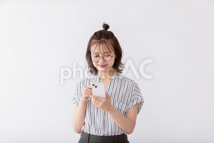スマートフォンを使う女子大生 女性,人物,スマートフォンの写真素材