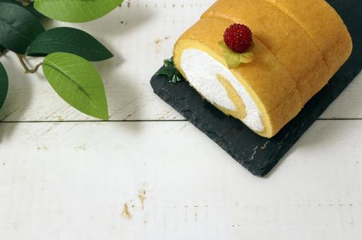 クリームロールケーキと植物 ケーキ,ロールケーキ,クリームの写真素材