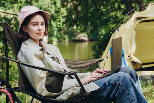 黒い椅子に寄りかかる人物 女性,外国人,キャンプの写真素材